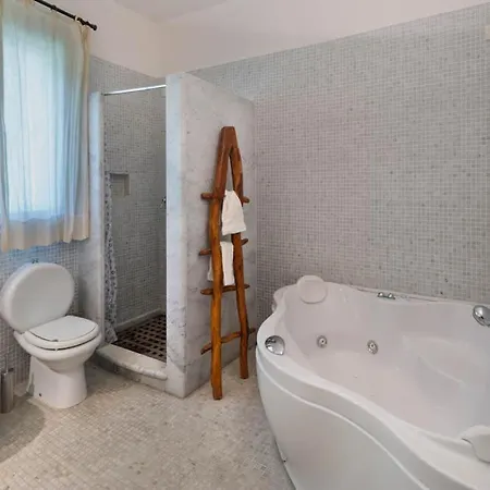 Sleeps 12 Air Con Wifi וילה